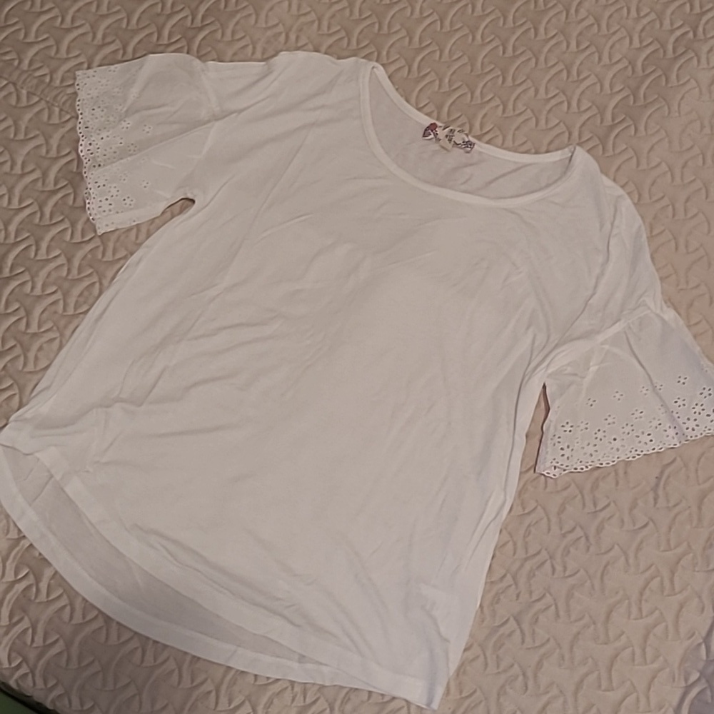 🔶️5 for $30🔶️ Eyelet Tee - Picture 1 of 5